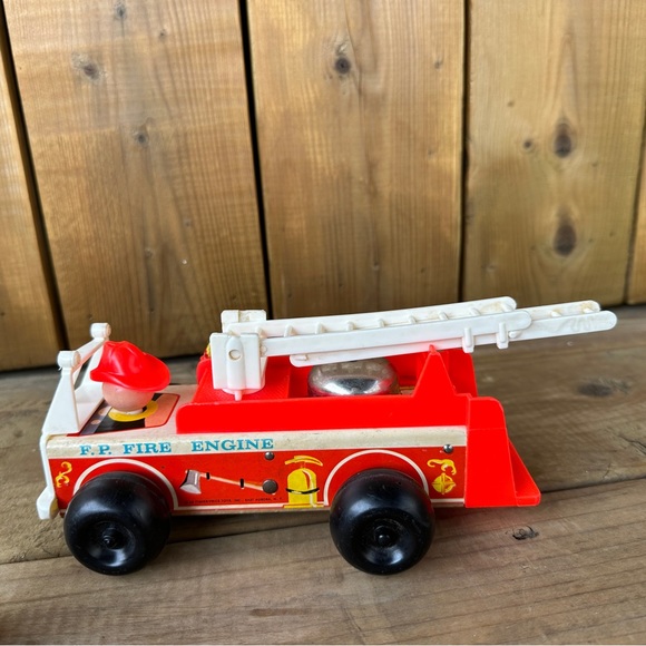 1968 Toy Fire Truck and little people wooden Fireman. - Picture 7 of 10